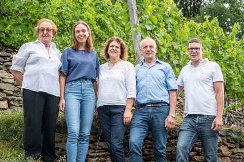 Familie Piewald vor ihren Weingärten in der Wachau