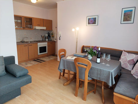 Wohnküche mit Essplatz in der Ferienwohnung am Weingut Piewald