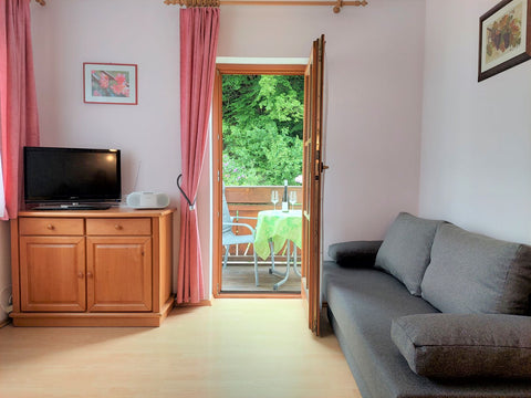 Wohnzimmer mit Balkontür in der Ferienwohnung am Weingut Piewald